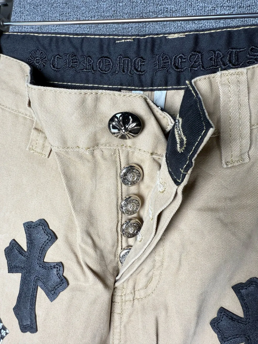 P270 💰 (Top version) Chrome Hearts CH khaki camouflage checkerboard horse hair cross patch leather jeans. Original purchased and patterned to truly restore the ultimate texture of Vintage. Italian special cowhide print and then cut. Customized sheepskin three-layer thick line leather. The whole body is spliced in heavy water washing process. Craftsmen hand-splash ink. You can see the details. Three-dimensional cutting version. Loose and comfortable. Not picky on the figure. Look tall and slim. Factory precision work. Original quality control. Same style for men and women. Can be matched with couples. Versatile recommendation. Must-have jeans for all seasons. Color: Khaki Size: 28-30-32-34 (corresponds to S-M-L-XL)